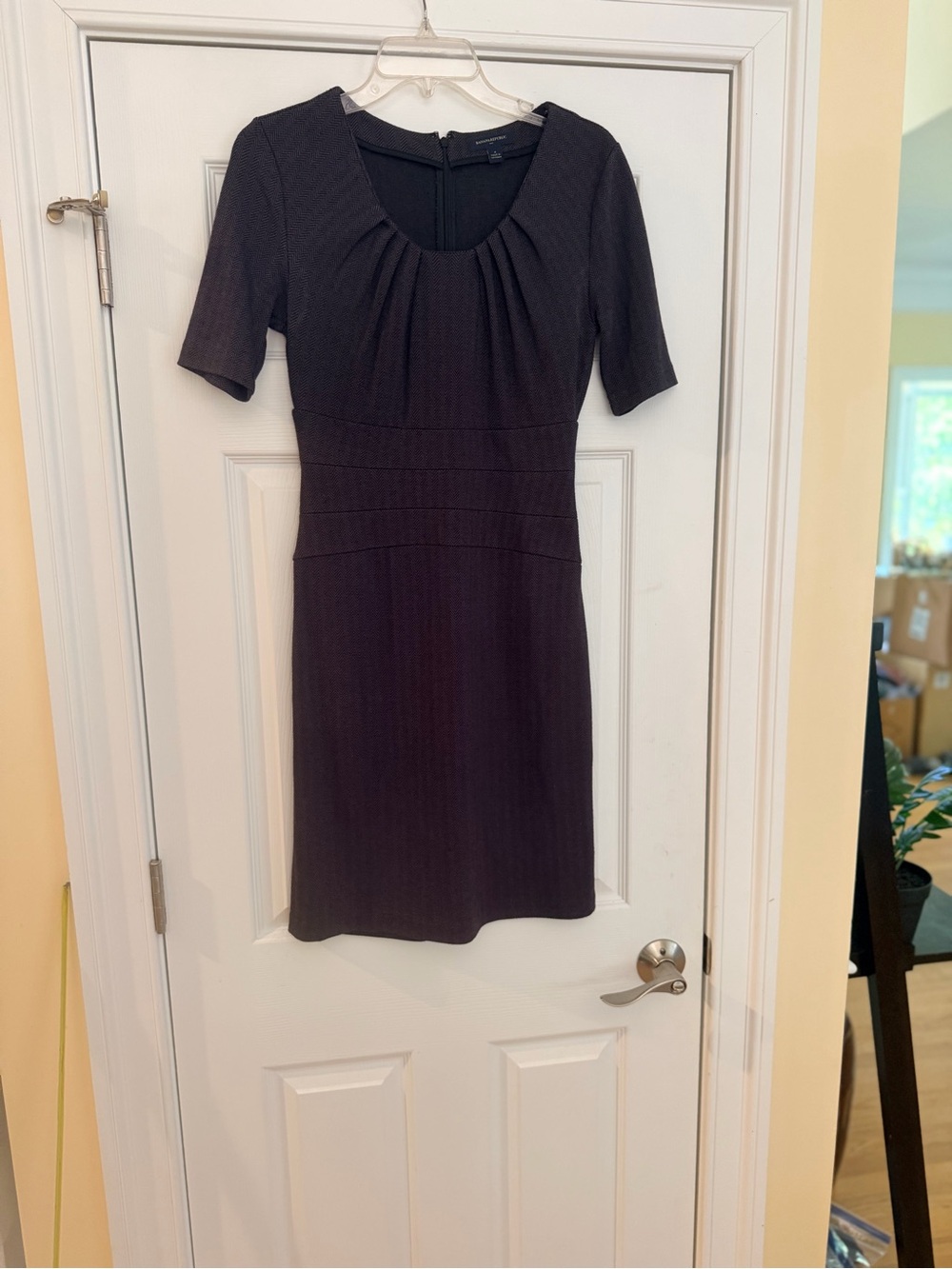 Ladies Sz. 4 "Banana Republic" Short-Sleeve Scoop Neck Sheath Herringbone DRESS